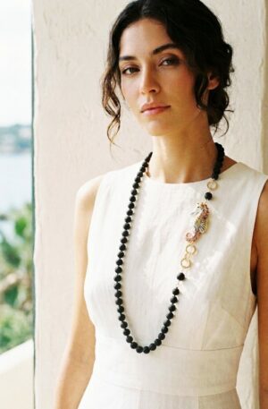 Collana lunga realizzata con pietra lavica e cavalluccio marino in ceramica di Caltagirone
lunghezza 90cm Spedizione Gratuita