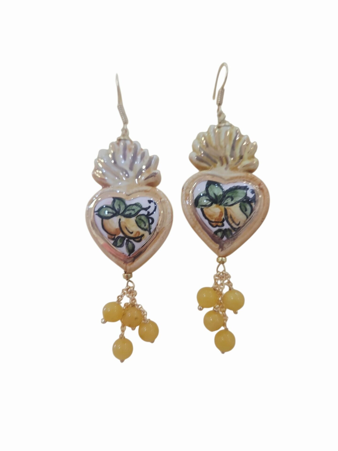 Orecchini realizzati con sacro cuore in ceramica di Caltagirone con limoni disegnati ed agata gialla
peso 8.8gr
lunghezza 9.5cm Spedizione Gratuita