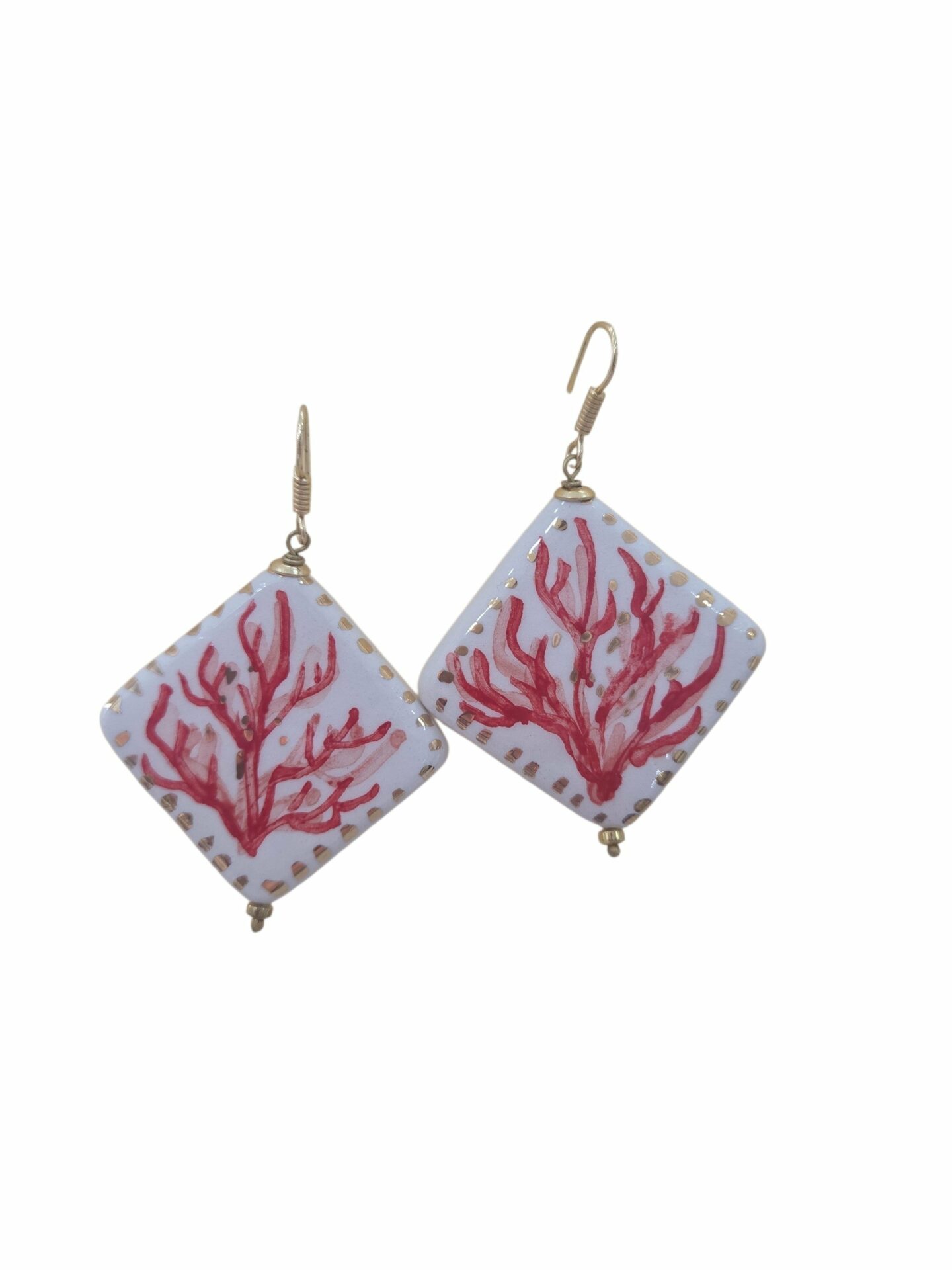 Orecchini realizzati in ceramica di Caltagirone con corallo dipinto 
lunghezza 
peso 8.8gr
lunghezza 6cm Spedizione Gratuita