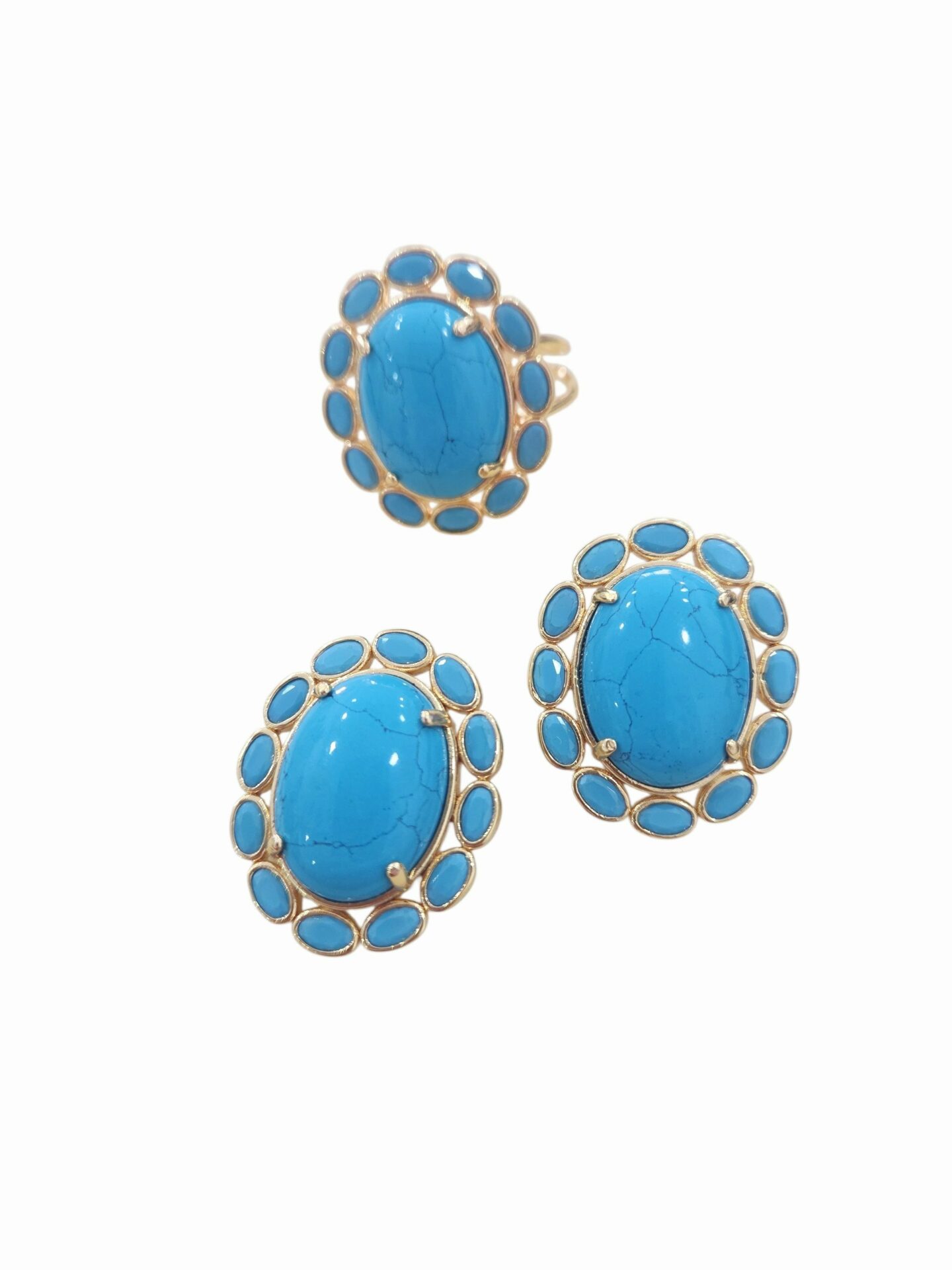 Parure orecchini lobo ed anello regolabile realizzati con pasta di turchese contornata da quarzi su base in ottone
lunghezza orecchini 2.5cm
peso orecchini 7.4gr Spedizione Gratuita