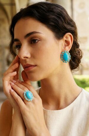 Parure orecchini lobo ed anello regolabile realizzati con pasta di turchese contornata da quarzi su base in ottone
lunghezza orecchini 2.5cm
peso orecchini 7.4gr Spedizione Gratuita