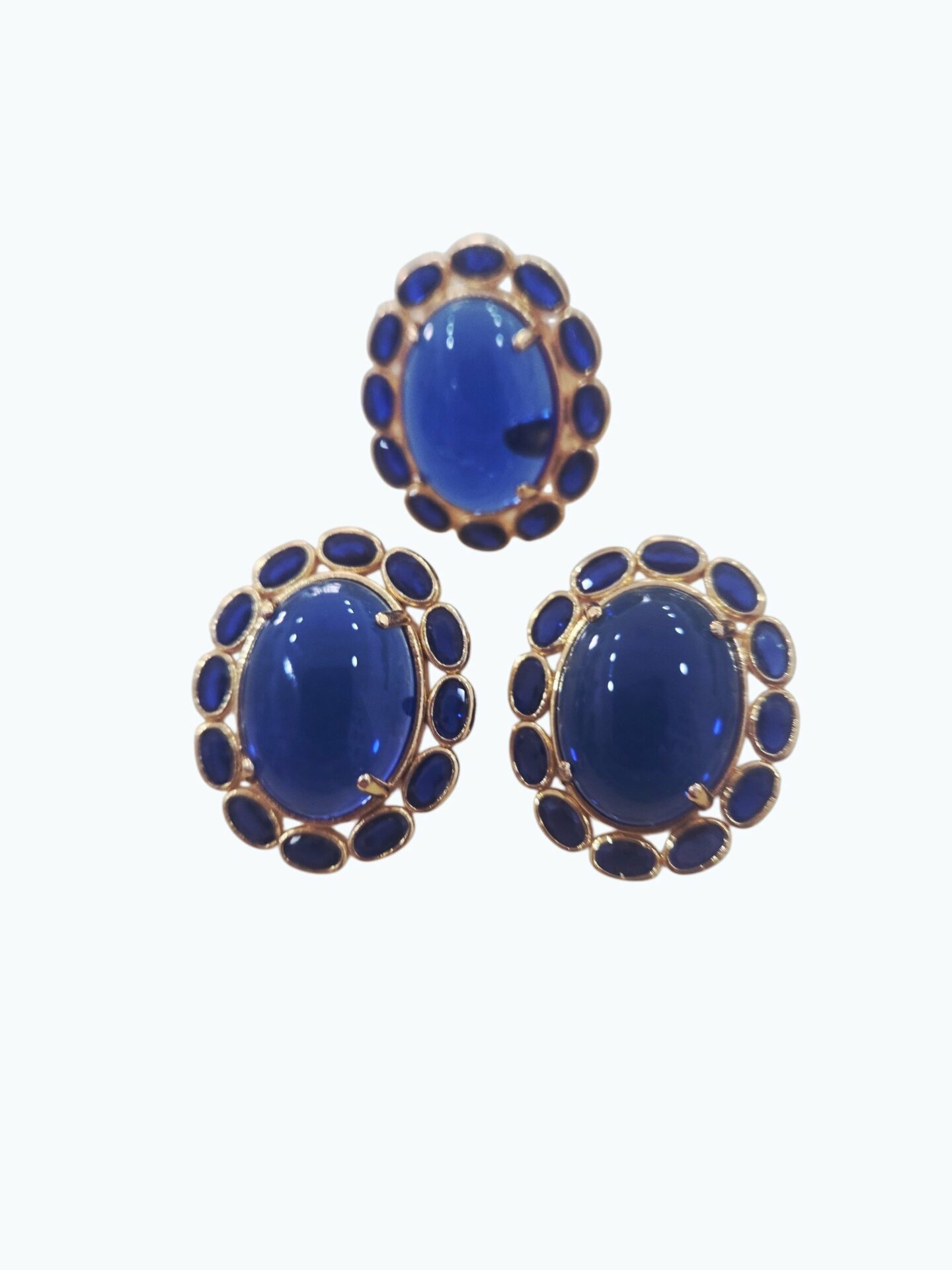 Parure orecchini lobo ed anello regolabile realizzati con pietra blu contornata da quarzi su base in ottone
lunghezza orecchini 2.5cm
peso orecchini 7.4gr Spedizione Gratuita