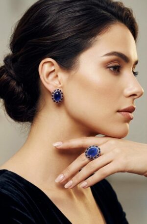 Parure orecchini lobo ed anello regolabile realizzati con pietra blu contornata da quarzi su base in ottone
lunghezza orecchini 2.5cm
peso orecchini 7.4gr Spedizione Gratuita