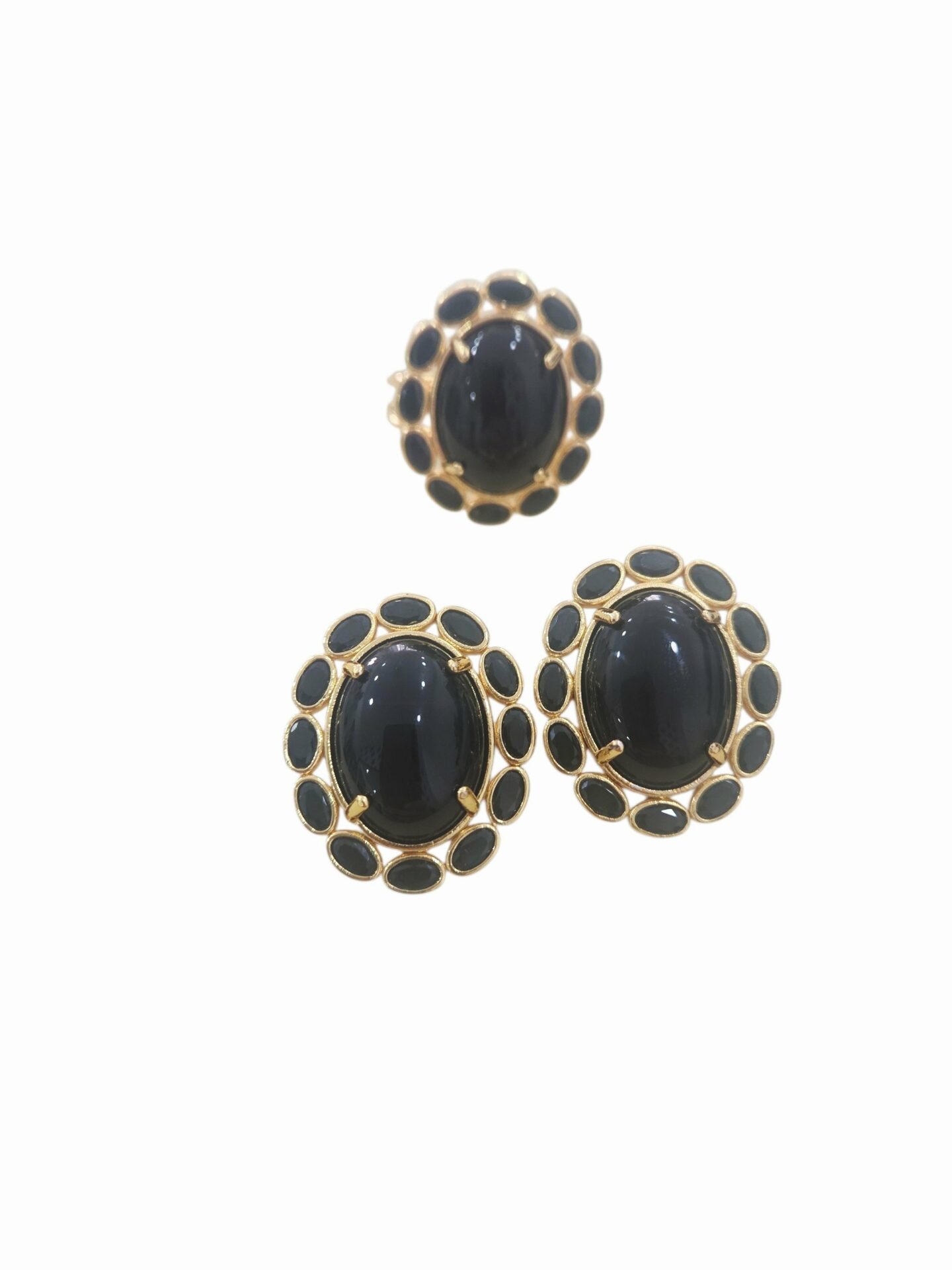 Parure orecchini lobo ed anello regolabile realizzati con ossidiana contornata da quarzi su base in ottone
lunghezza orecchini 2.5cm
peso orecchini 7.4gr Spedizione Gratuita