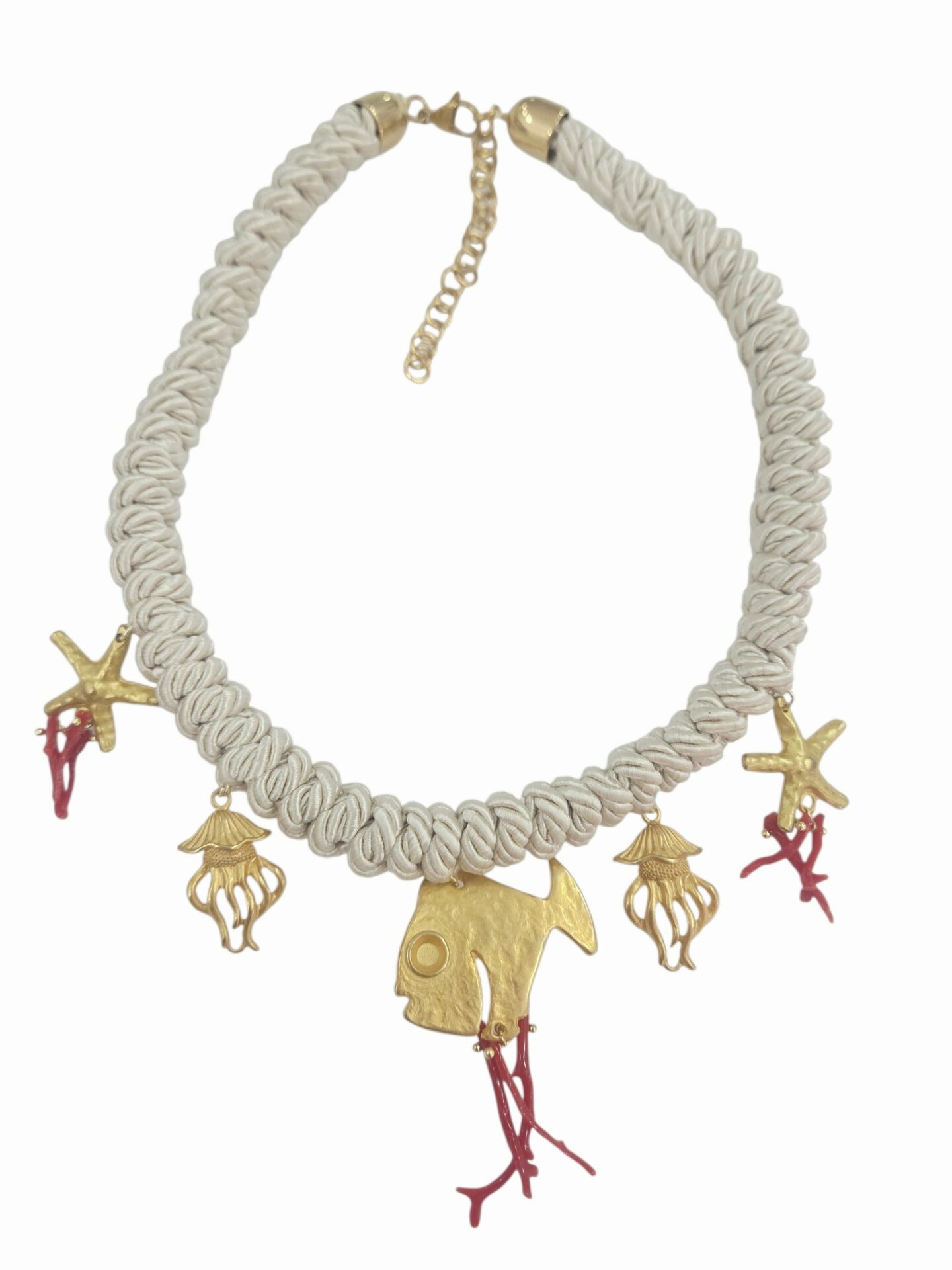 Collana girocollo regolabile realizzata artigianalmente  om cordone lavorato a mano,pesci stelle e meduse in ottone e rametti di corallo.
lunghezza 50cm Spedizione Gratuita