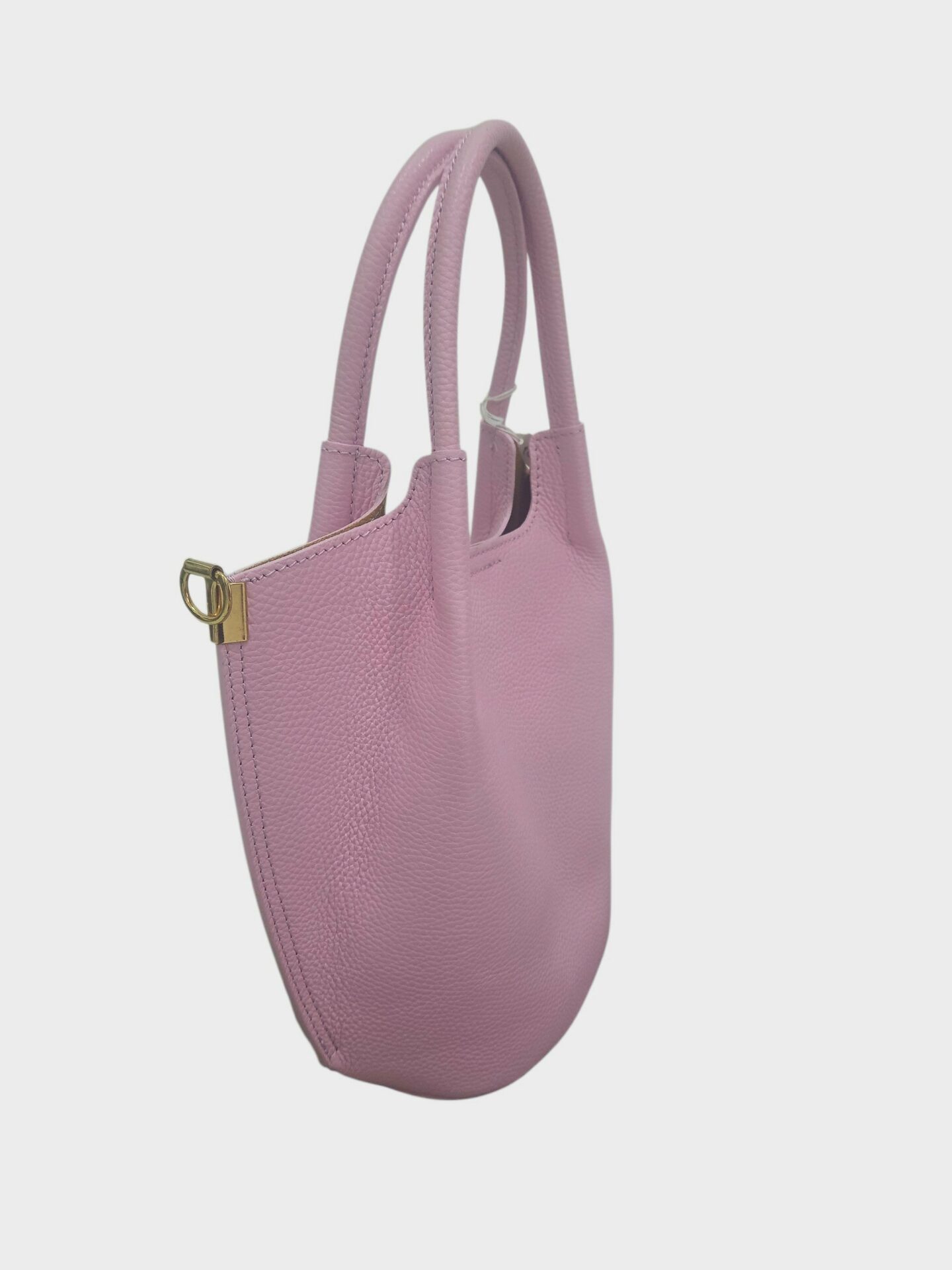 Borsa vera pelle, made Italy, dotata di beauty in pelle interno e tracolla,interno nudo,chiusura con bottone magnetico. colore rosa 
misure H23 B14 L19 Spedizione Gratuita