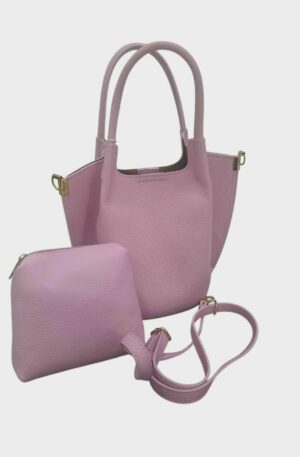 Borsa vera pelle, made Italy, dotata di beauty in pelle interno e tracolla,interno nudo,chiusura con bottone magnetico. colore rosa 
misure H23 B14 L19 Spedizione Gratuita
