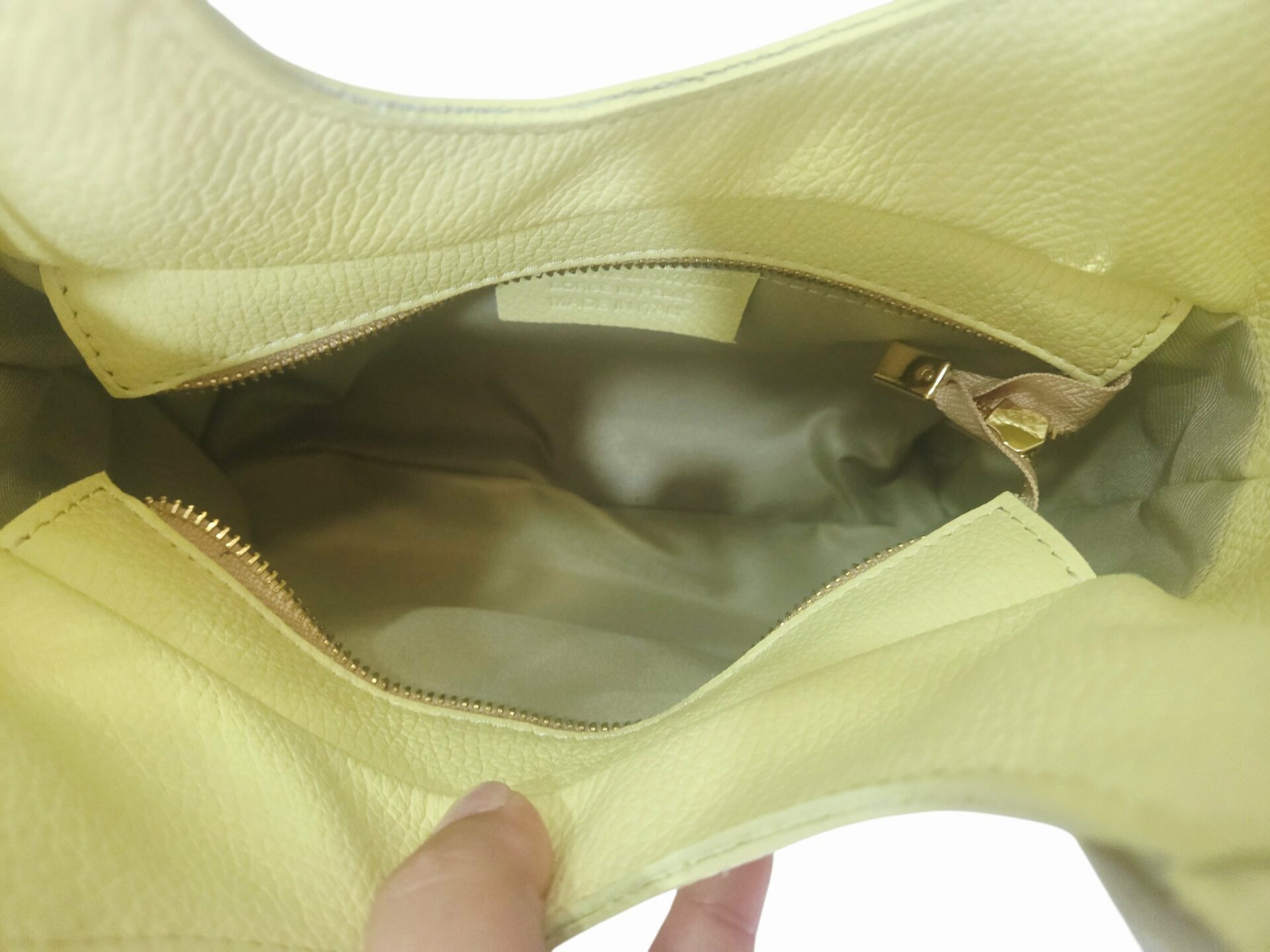 Genuine leather bag, made in Italy, lined interior, single compartment with side pockets, shoulder strap, zip closure, external zip pocket. Light yellow color, dimensions H19 W10 L26 Free shipping Borsa vera pelle,made Italy, interno foderato scomparto unico con tasche laterali, dotata di tracolla,chiusra con zip, tasca esterna con zip. colore giallo chiaro misure H19 B10 L26 Spedizione Gratuita