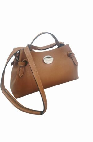 Borsa Tracolla color cuoio,vera pelle, interno in pelle scomparto unico con chiusura bottone magnetico
misure H18 B12 L32 Spedizione Gratuita