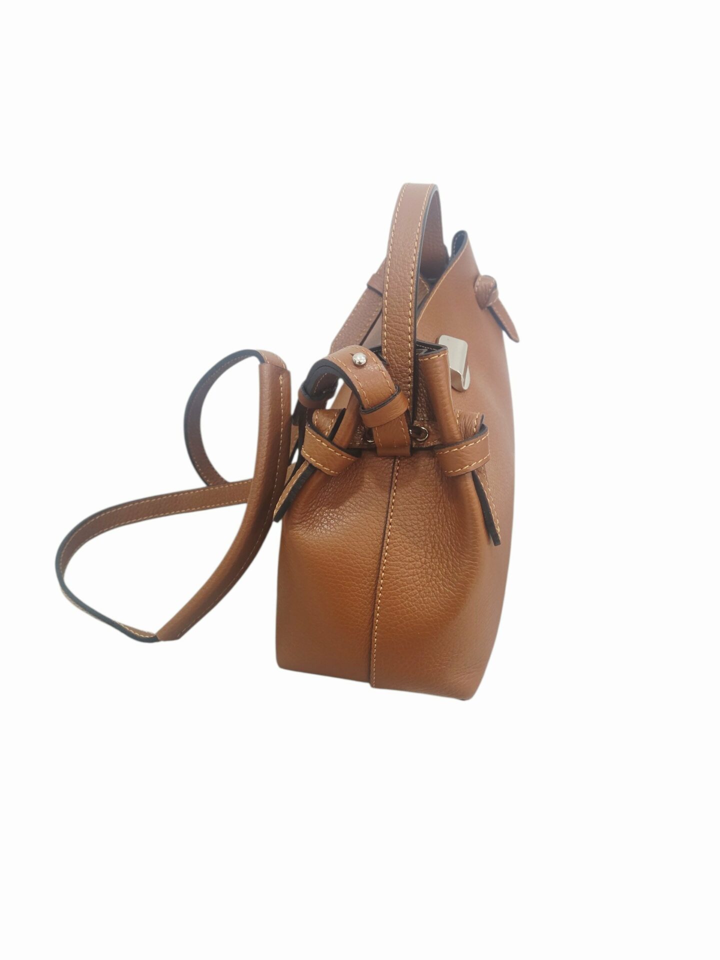 Borsa Tracolla color cuoio,vera pelle, interno in pelle scomparto unico con chiusura bottone magnetico
misure H18 B12 L32 Spedizione Gratuita