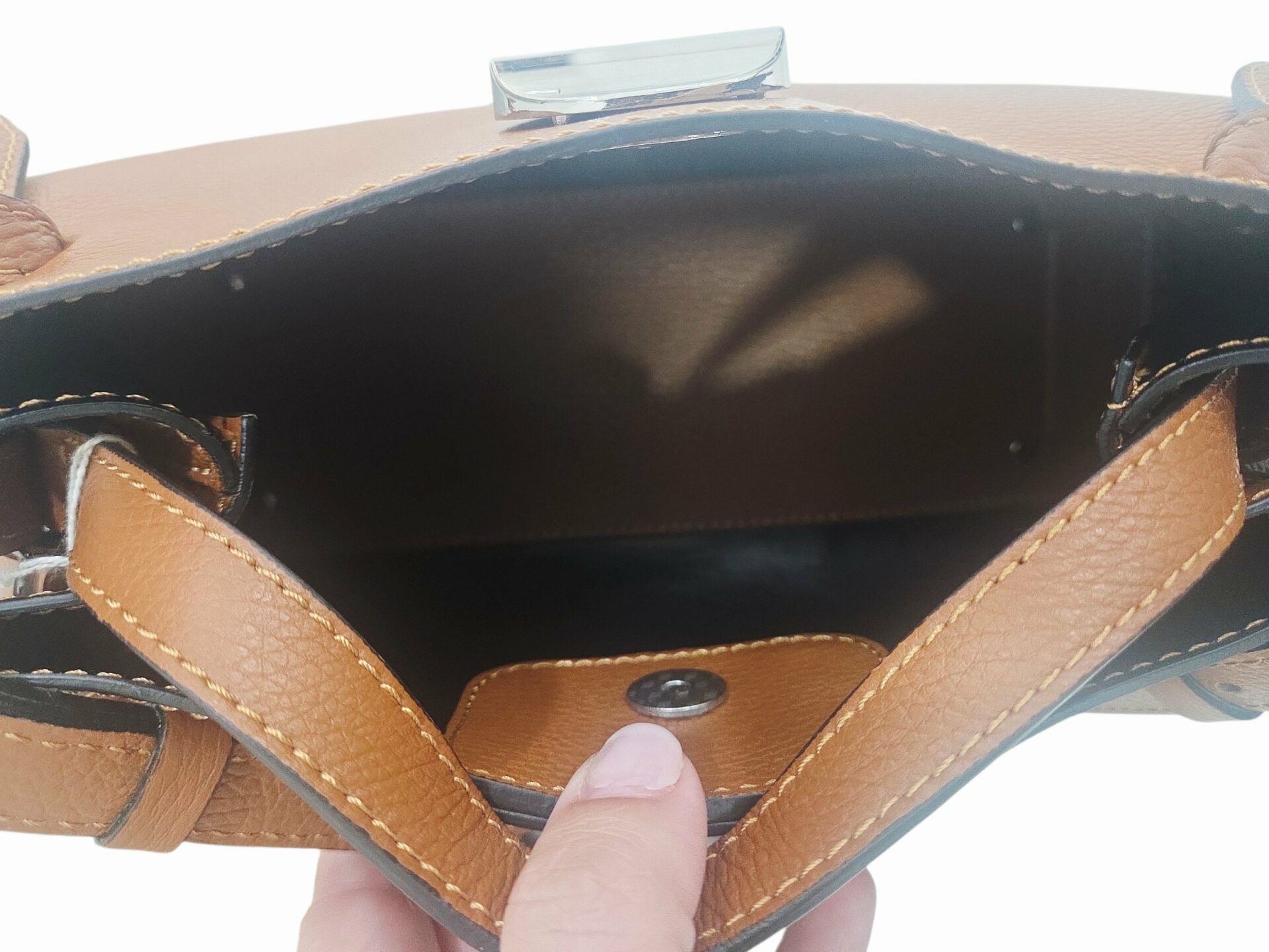 Leather shoulder bag, genuine leather, leather interior, single compartment with magnetic button closure, dimensions H18 W12 L32 Free shipping Borsa Tracolla color cuoio,vera pelle, interno in pelle scomparto unico con chiusura bottone magneticomisure H18 B12 L32 Spedizione Gratuita