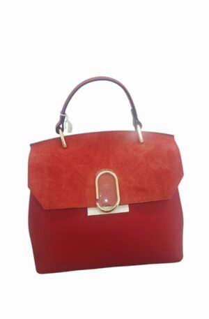 Borsa rossa, in vera pelle con pattina in camoscio,made Italy, dotata di tracolla interno foderato con tre scomparti,chiusura con bottone magnetico. Spedizione Gratuita