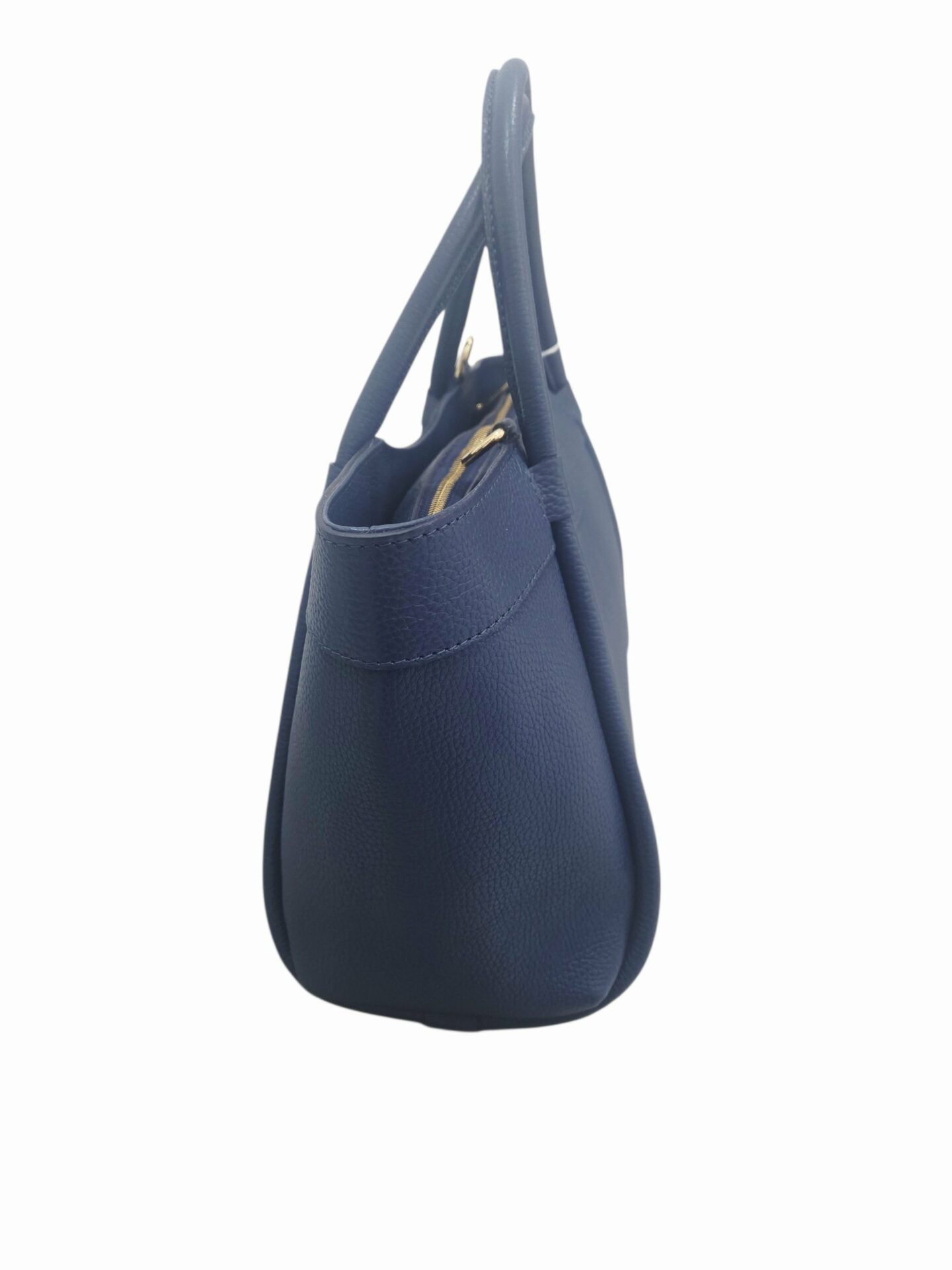 Borsa in vera pelle blu,made Italy, dotata di tracolla scomparto interno unico foderato con tasche laterali e chiusura con zip.
misure H24 B12 L30 Spedizione Gratuita