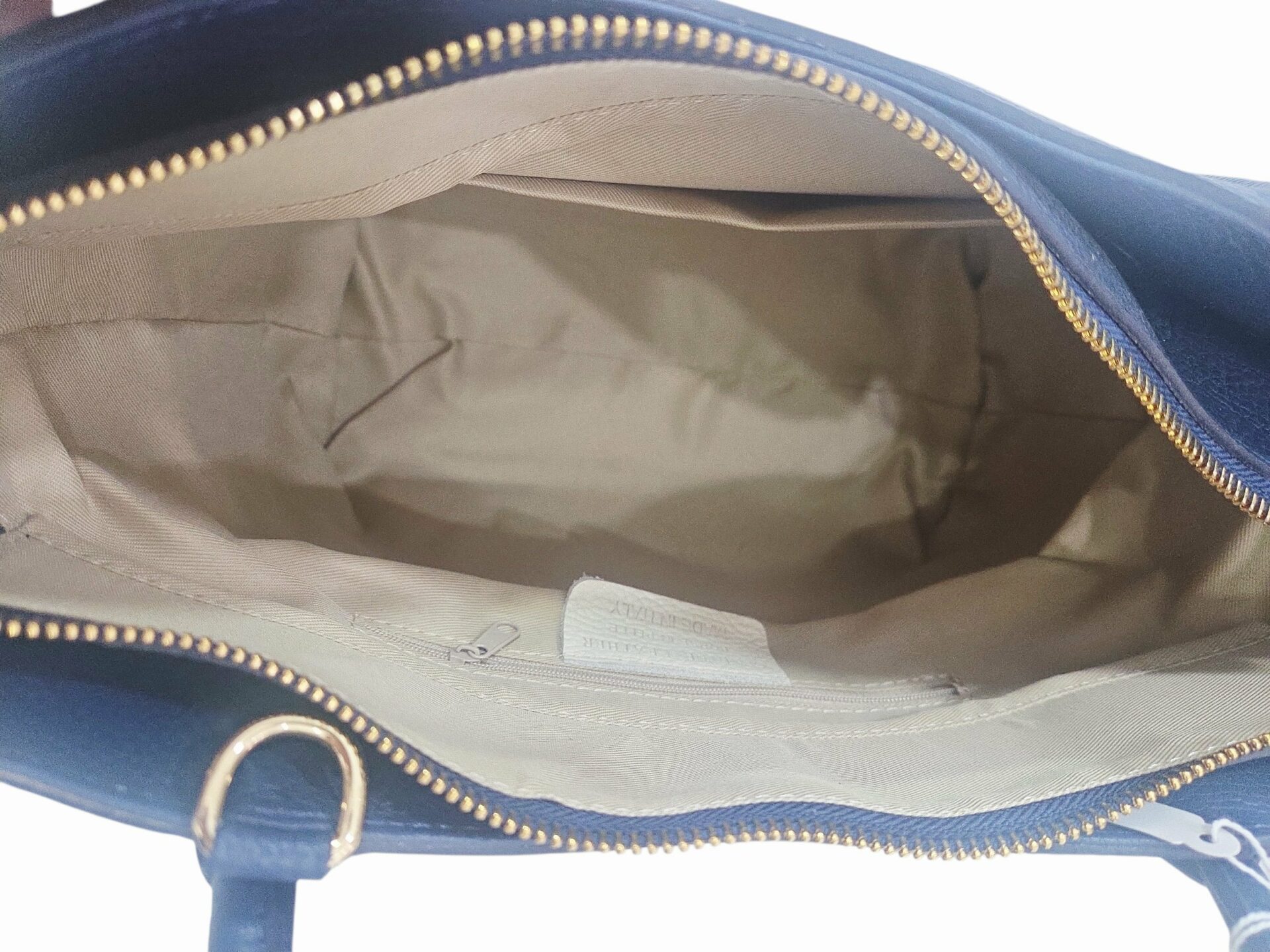 Genuine blue leather bag, made in Italy, with shoulder strap, single internal compartment lined with side pockets and zip closure. Dimensions: H24 W12 L30 Free shipping Borsa in vera pelle blu,made Italy, dotata di tracolla scomparto interno unico foderato con tasche laterali e chiusura con zip.misure H24 B12 L30 Spedizione Gratuita