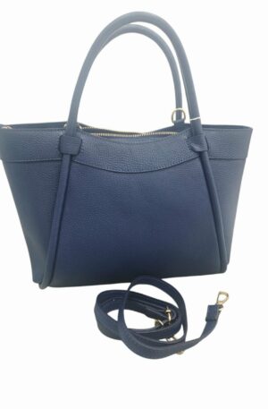 Borsa in vera pelle blu,made Italy, dotata di tracolla scomparto interno unico foderato con tasche laterali e chiusura con zip.
misure H24 B12 L30 Spedizione Gratuita