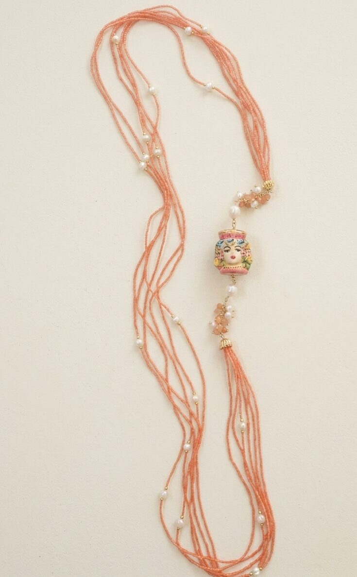 Collana realizzata artigianalmente con fili di cristalli e perle di fiume,laterale con testa di moro in ceramica di Caltagirone. 
lunghezza 80cm Spedizione Gratuita