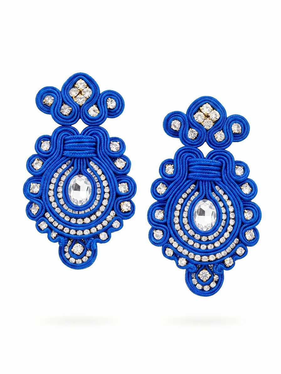 Orecchini  realizzati artigianalmente con soutache blu elettrico e punti luce.
lunghezza 8cm
peso 12.1gr Spedizione Gratuita