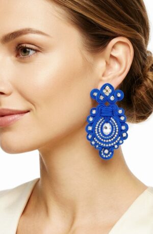Orecchini  realizzati artigianalmente con soutache blu elettrico e punti luce.
lunghezza 8cm
peso 12.1gr Spedizione Gratuita
