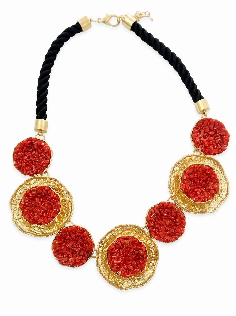 Collana girocollo regolabile realizzata con corallo applicato su base in ottone e cordone nero
lunghezza 56cm Spedizione Gratuita