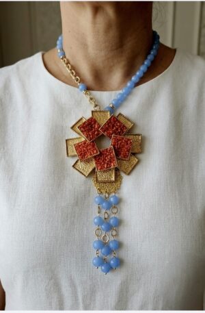 Collana girocollo regolabile  realizzata con giada, pendente in ottone con corallo ed elementi dorati anallergici satinati.
lunghezza girocollo 46cm
lunghezza pendente 18cm Spedizione Gratuita