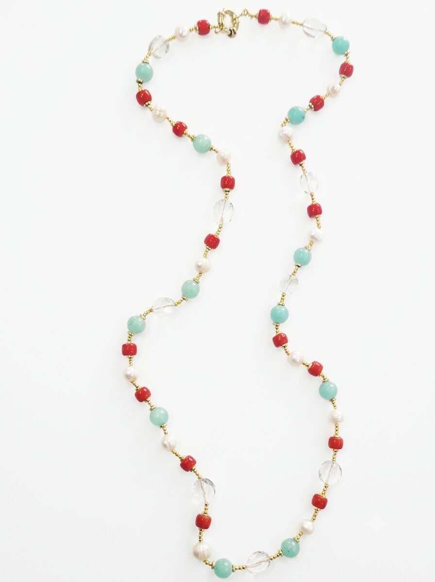Collana lunga realizzat con perle di fiume, cristallo di rocca, giada,corallo ed ematite.
lunghezza 86cm Spedizione Gratuita